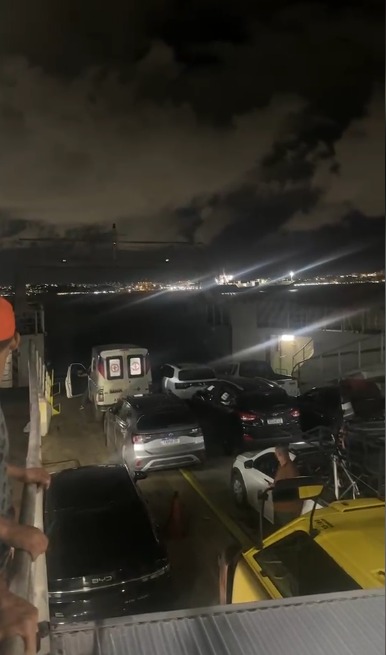 Caminhão tomba dentro do ferry-boat de Salvador por Reprodução/ Redes sociais
