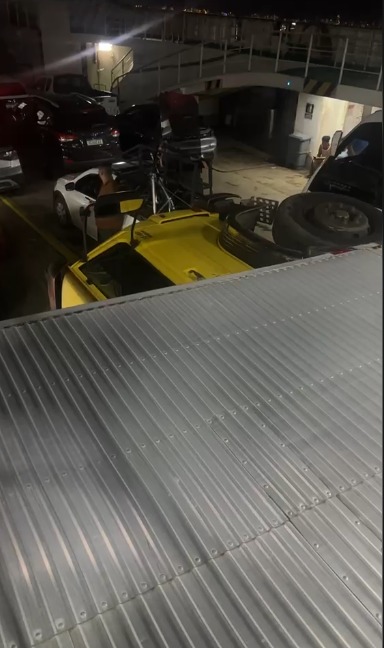 Caminhão tomba dentro do ferry-boat de Salvador por Reprodução/ Redes sociais