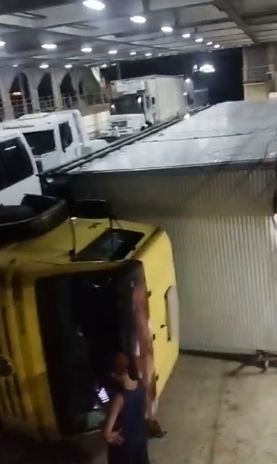 Caminhão tomba dentro do ferry-boat de Salvador por Reprodução/ Redes sociais