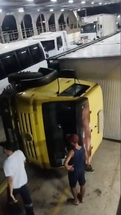 Caminhão tomba dentro do ferry-boat de Salvador por Reprodução/ Redes sociais