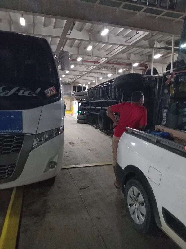 Caminhão tomba dentro do ferry-boat de Salvador por Reprodução/ Redes sociais