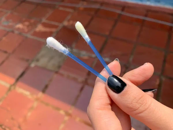 Desafio do cotonete pode causar danos irreversíveis por Reprodução