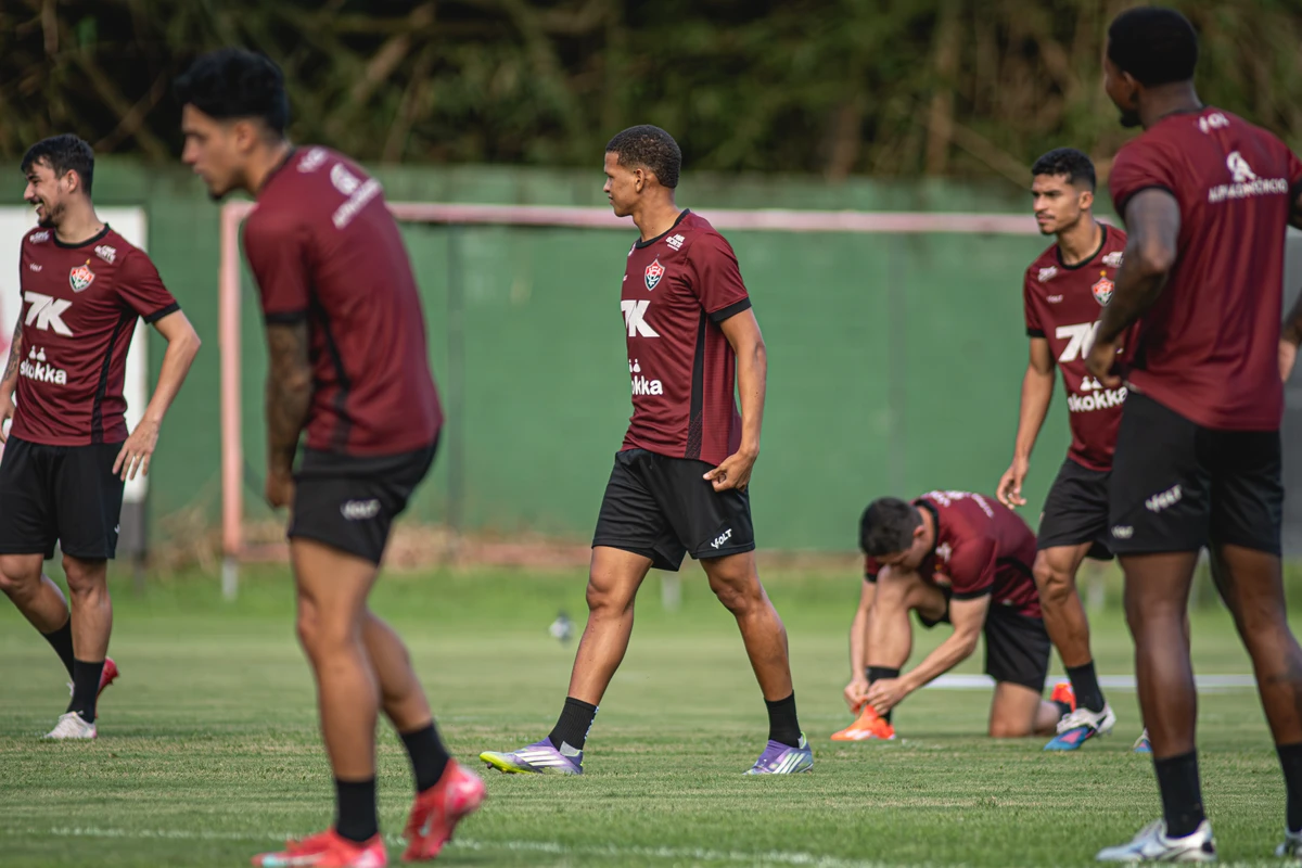 Elenco do Vitória treina em preparação para encarar o Piauí