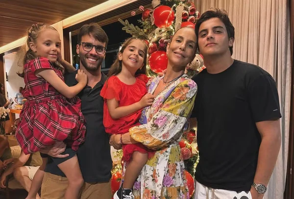 Ivete Sangalo e Daniel Cady com os filhos, Helena, Marina e Marcelo por Reprodução/Instagram
