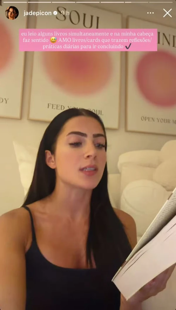 Jade Picon escolheu livro pela capa, mas achou muito grande por Reprodução/Instagram