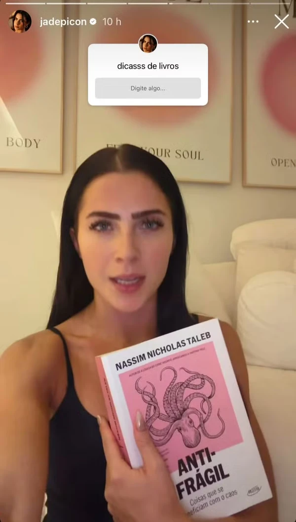 Jade Picon escolheu livro pela capa, mas achou muito grande por Reprodução/Instagram