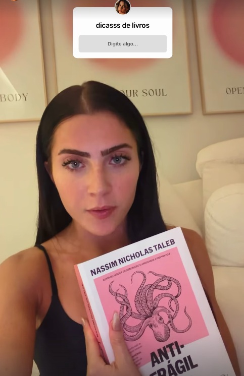 Jade Picon escolheu livro pela capa, mas achou muito grande por Reprodução/Instagram