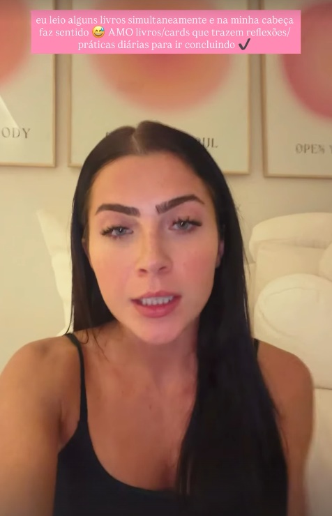 Jade Picon escolheu livro pela capa, mas achou muito grande por Reprodução/Instagram