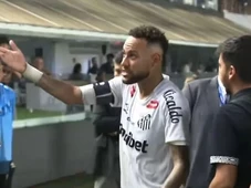 Imagem - Neymar se irrita ao ser chamado de mimado e bate boca com torcida do Santos: 'Cala boca'