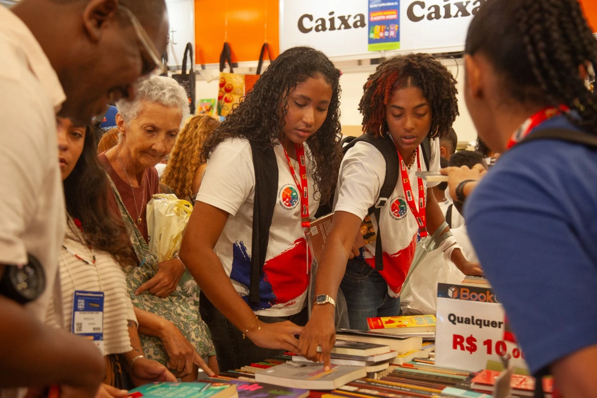 Bienal do Livro Bahia 2026 é a aberta nesta quarta (15) com presença de autoridades e escritores por Sora Maia/CORREIO