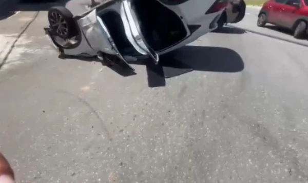 Carro capota e dois sãos presos na Paralela por Reprodução/Polícia Militar