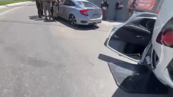 Carro capota e dois sãos presos na Paralela por Reprodução/Polícia Militar