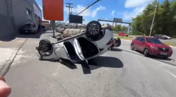 Carro capota e dois sãos presos na Paralela por Reprodução/Polícia Militar