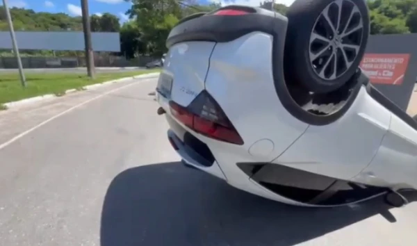 Carro capota e dois sãos presos na Paralela por Reprodução/Polícia Militar