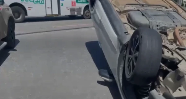 Carro capota e dois sãos presos na Paralela por Reprodução/Polícia Militar