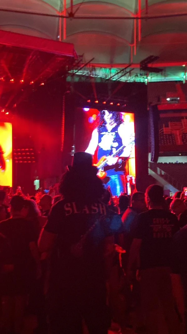 Cosplay de Slash admirando o ídolo no palco por Maria Raquel Brito