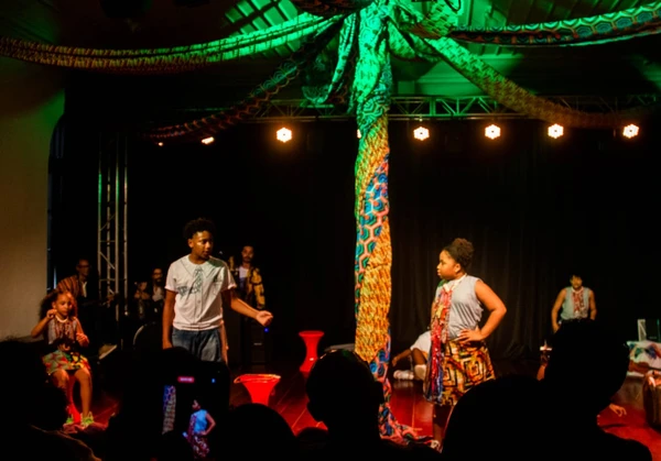 Espetáculo "Anjo Preto de Branco" por Divulgação