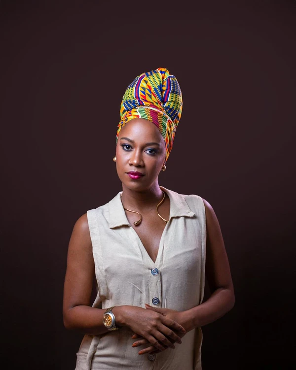 Inspirada pelo legado das ganhadeiras e baianas de acarajé, Tamires Santos apresenta a rede de afeto como tecnologia de ascensão e sobrevivência no mercado baiano