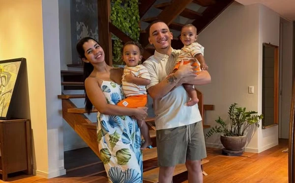 João Gomes com a mulher e os filhos em mansão em Pernambuco