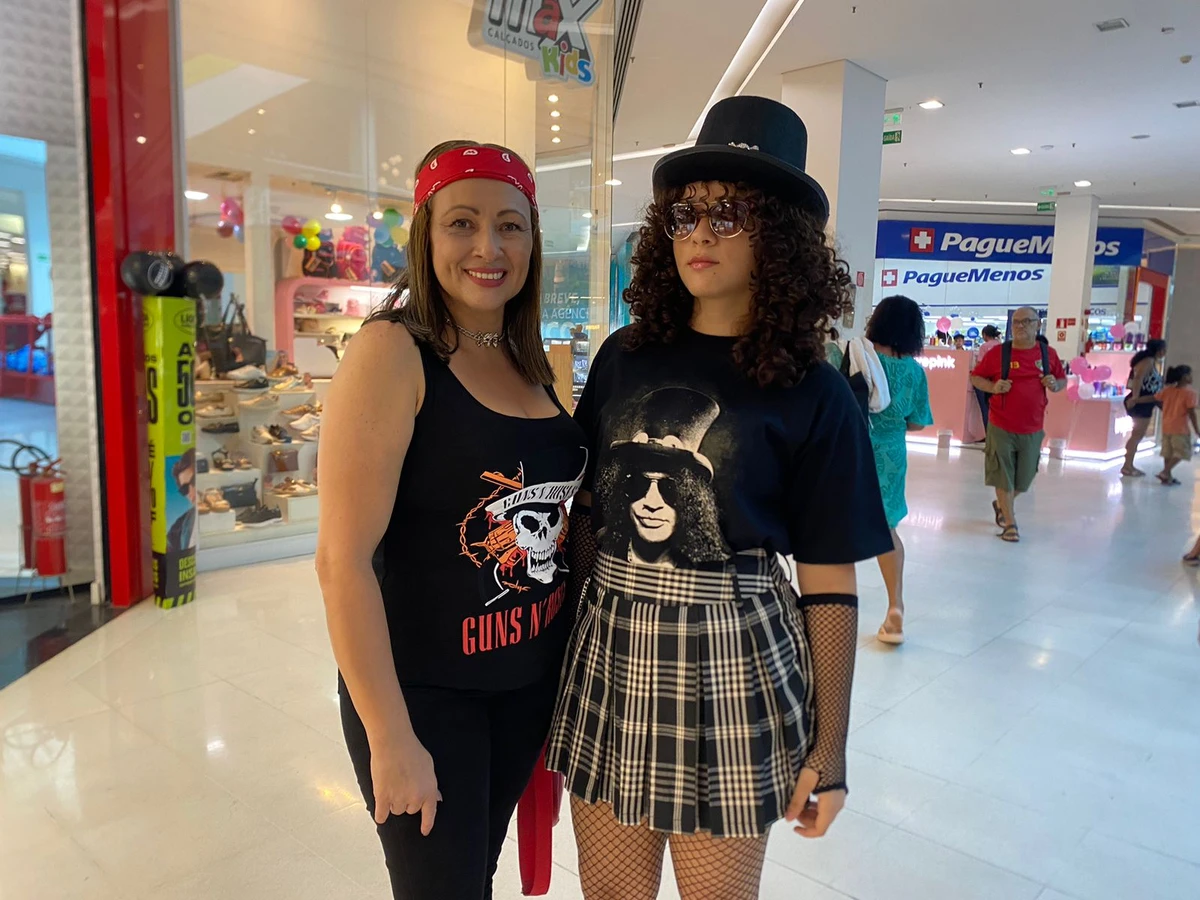 Mãe e filha, Iana Nunes e Iana Sophia foram curtir a banda juntinhas por Maria Raquel Brito