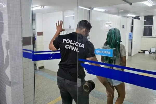 Mulher participou de assalto no metrô de Salvador por Reprodução