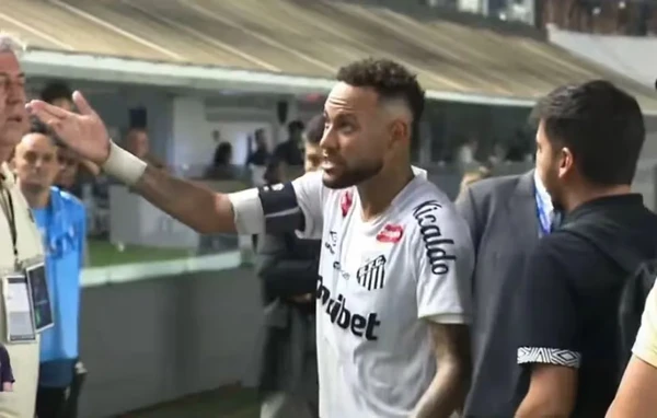 Neymar bate boca com torcedores