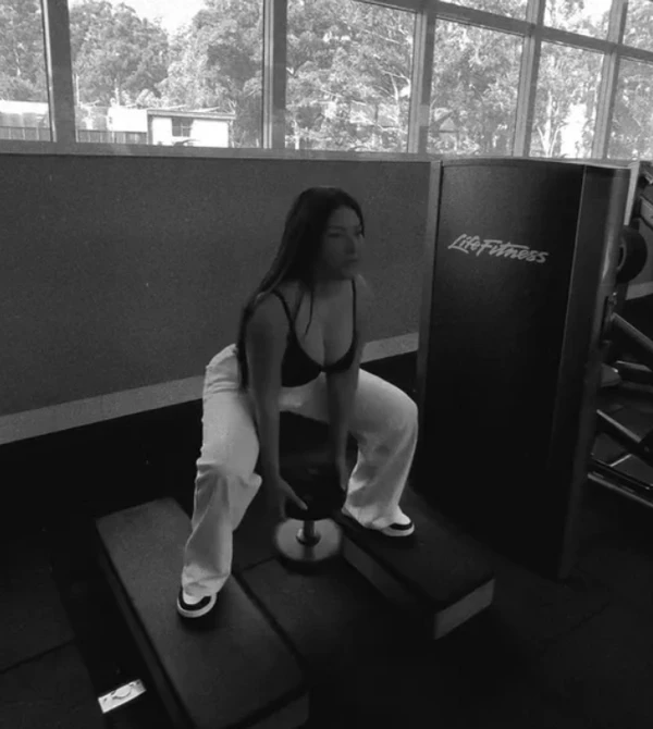 Simaria realizando treino na academia por Reprodução | Redes Sociais