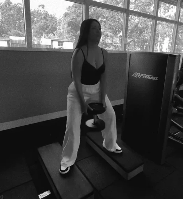 Simaria realizando treino na academia por Reprodução | Redes Sociais