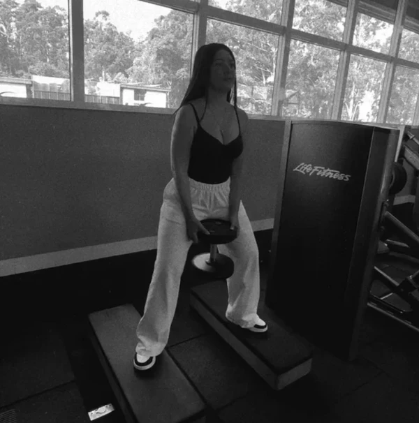 Simaria realizando treino na academia por Reprodução | Redes Sociais