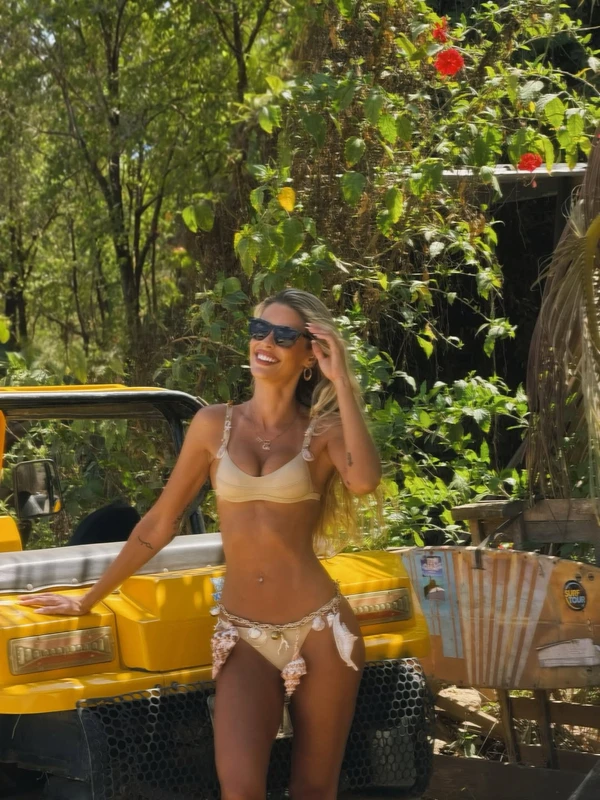 Yasmin Brunet posa de biquíni e acessório com conchas por Reprodução/Instagram