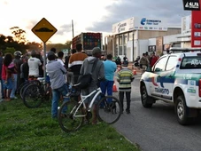 Imagem - Adolescente morre após cair de garupa de moto com o pai e ser atropelada por caminhão