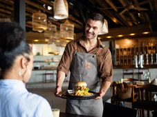 Imagem - Presidente da Abrasel chama fim da 6x1 de 'oportunismo eleitoral' e questiona: 'Querem pagar 7% a mais nos restaurantes?'