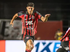 Imagem - Volante do Vitória, Zé Vitor celebra início com a camisa do Leão: 'Tenho feito o melhor'