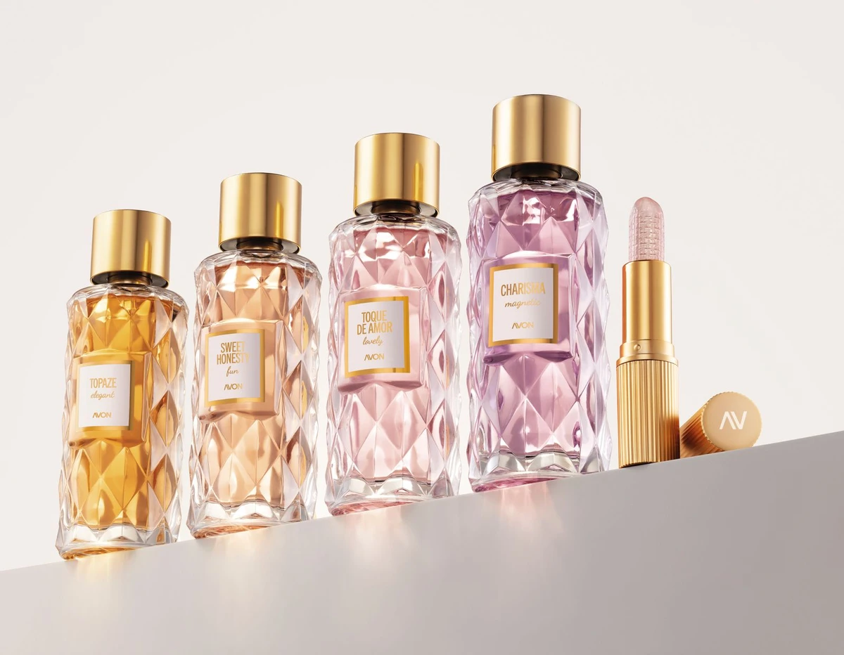 A coleção revisita clássicos da perfumaria que atravessaram gerações — como Sweet Honesty, Charisma, Topaze e Toque de Amor e o batom Crystal