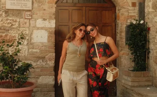 Anitta ao lado da mãe, Miriam Macedo