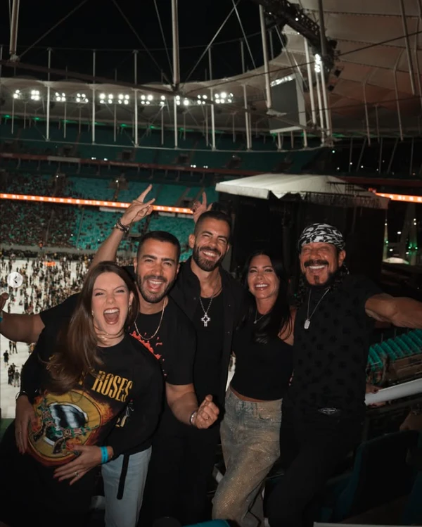 Bell Marques e a família em show de banda de rock