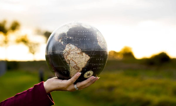 Com o maior orçamento público de sua história, o pequeno país vizinho ao Brasil colhe os frutos das taxas petrolíferas e lidera o ranking das economias que mais crescem no planeta