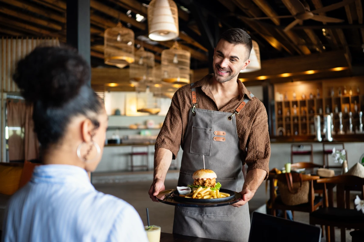 Garçom leva hamburguer