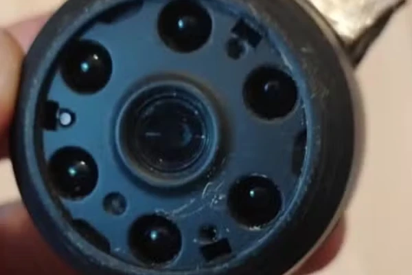 Mulher encontra câmera escondido em ventilador do teto no quarto dentro de casa