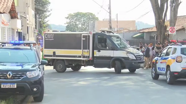 Perícia e rabecão na cena do crime por TV Globo/ Reprodução