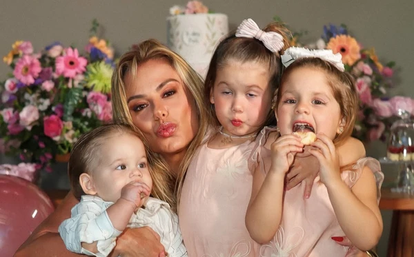 Poliana Rocha com os netos, Maria Alice, Maria Flor e José Leonardo