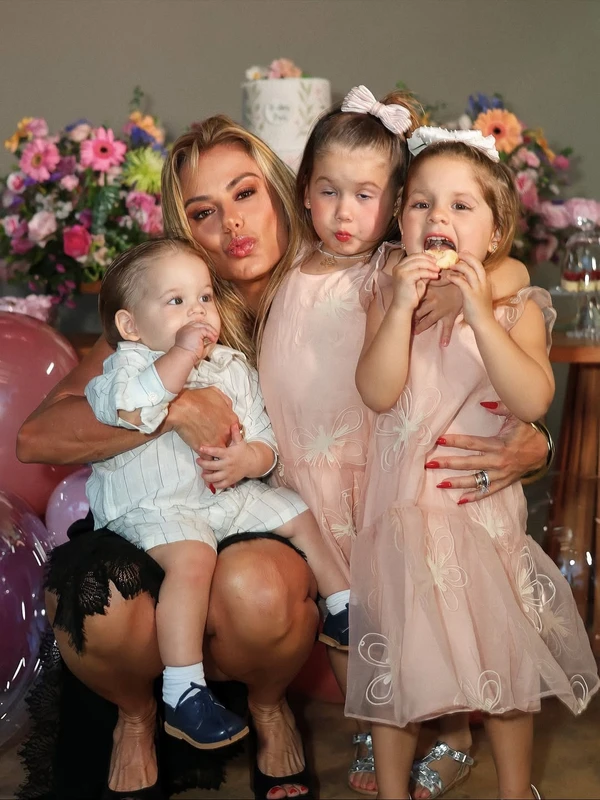 Poliana Rocha e os netos por Reprodução/Instagram