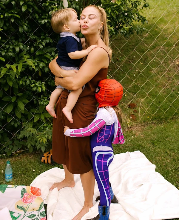 Poliana Rocha e os netos por Reprodução/Instagram