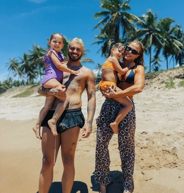 Poliana Rocha, Zé Felipe e as netas por Reprodução/Instagram