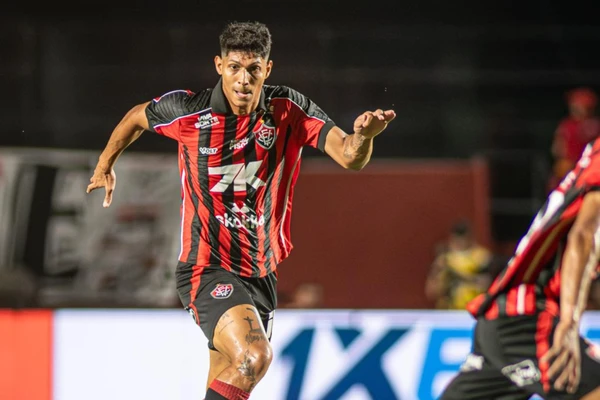 Zé Vitor está ganhando minutos com a camisa do Vitória