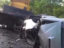 Imagem - Acidente grave entre caminhão e SUV deixa três mortos em estrada da Bahia