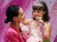 Imagem - Ela cresceu! Filha de Débora Nascimento faz rara aparição ao lado da mãe em aniversário de 8 anos