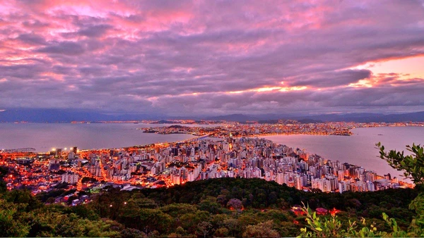 A combinação de segurança recorde, natureza preservada e economia do conhecimento transforma Florianópolis no destino mais cobiçado por quem quer trabalhar onde os outros passam férias