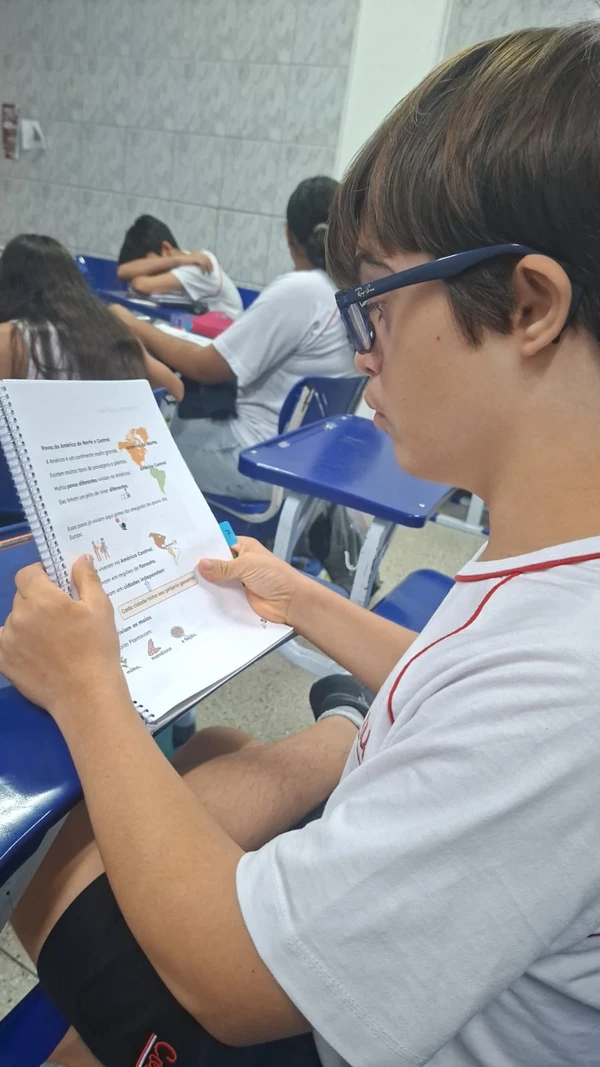 Tom na escola com o material feito pela mãe por Divulgação