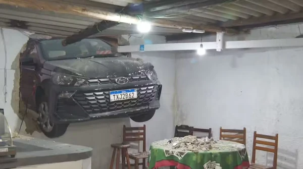 Carro invadiu imóvel por Reprodução